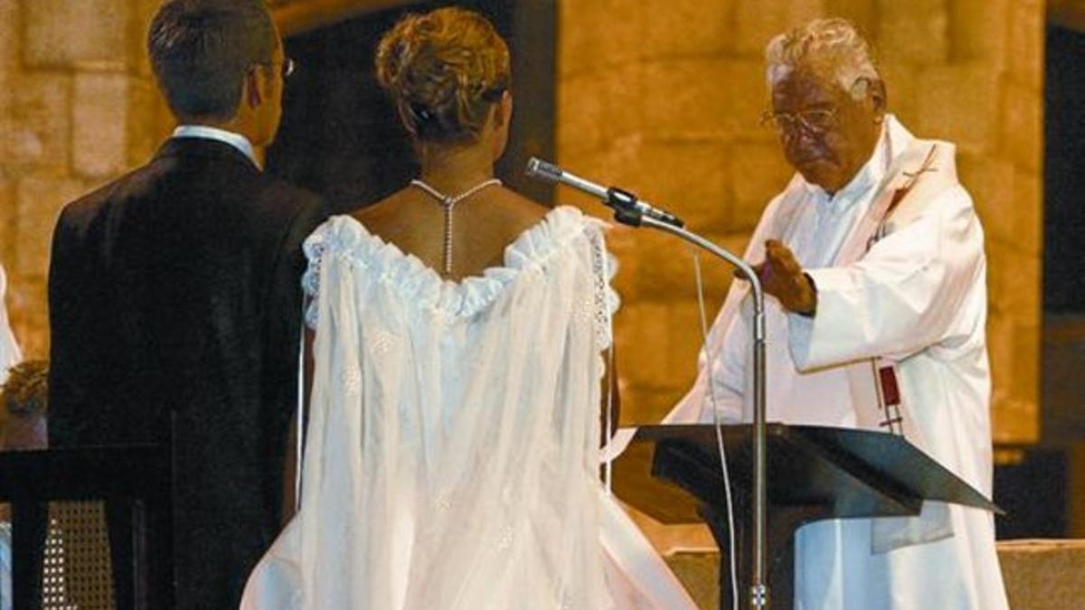 Un sacerdote casa a una pareja en Santa Maria del Mar, en Barcelona.