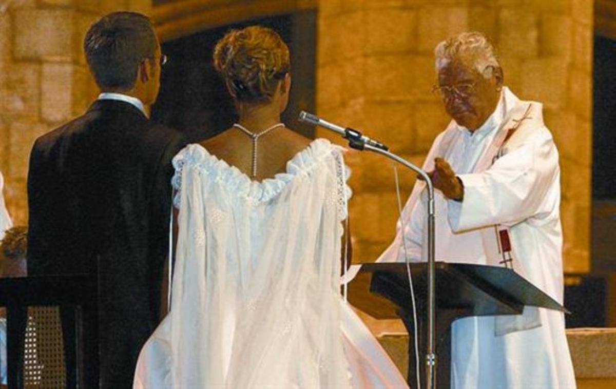 Un sacerdote casa a una pareja en Santa Maria del Mar, en Barcelona.