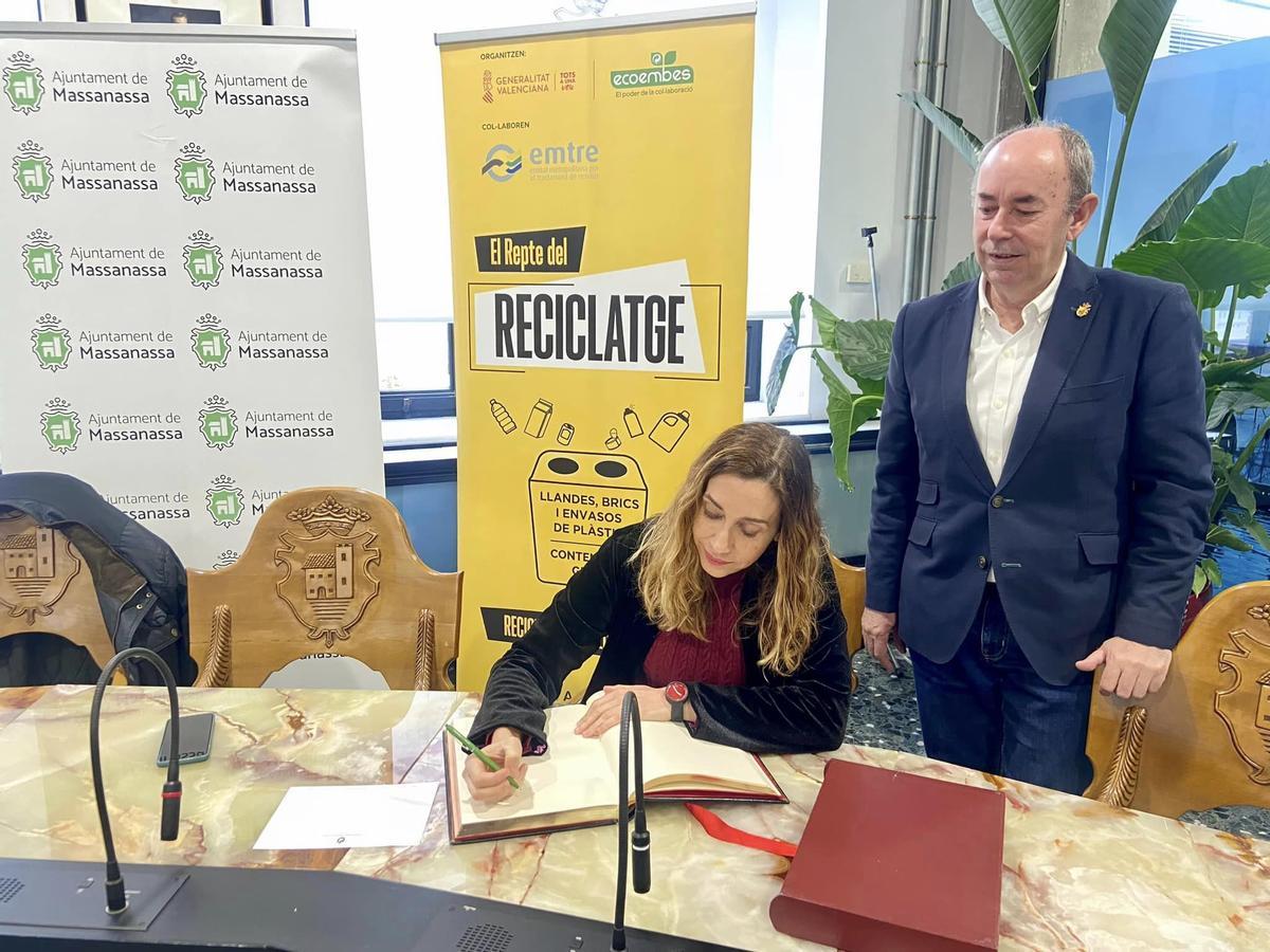 La consellera Isaura Navarro firma el libro de honor del Ayuntamiento de Massanassa.