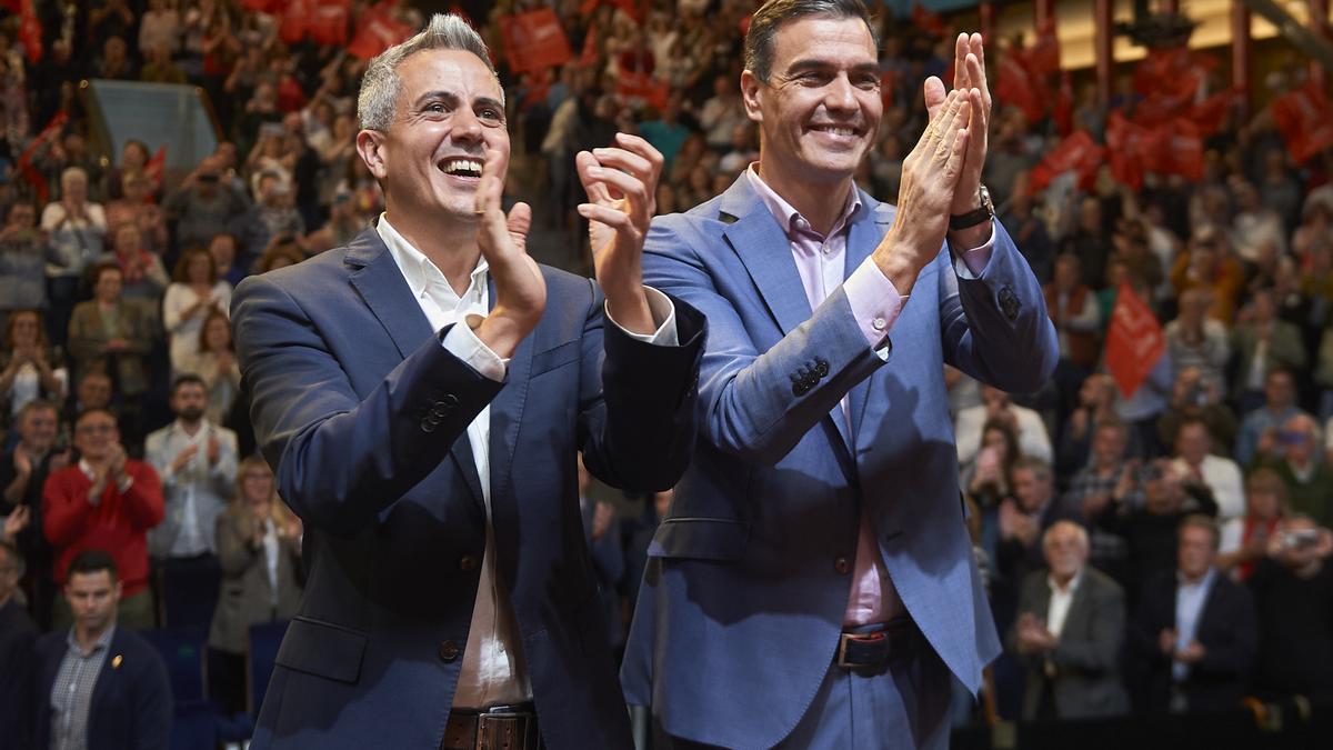 El presidente del Gobierno, Pedro Sánchez, este lunes en Santander, con el vicepresidente y candidato a la presidencia de Cantabria, Pablo Zuloaga.