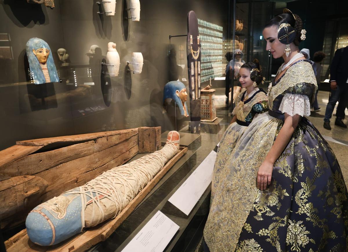 Las falleras mayores contemplan paso a paso los murales y piezas explicativas sobre el proceso de momificación