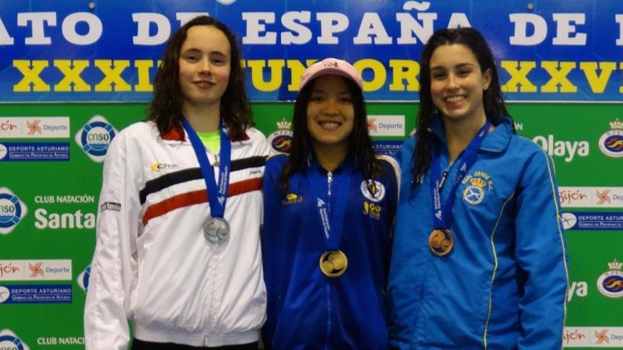 Rocío G. Espresati, a la izquierda, con su medalla de plata