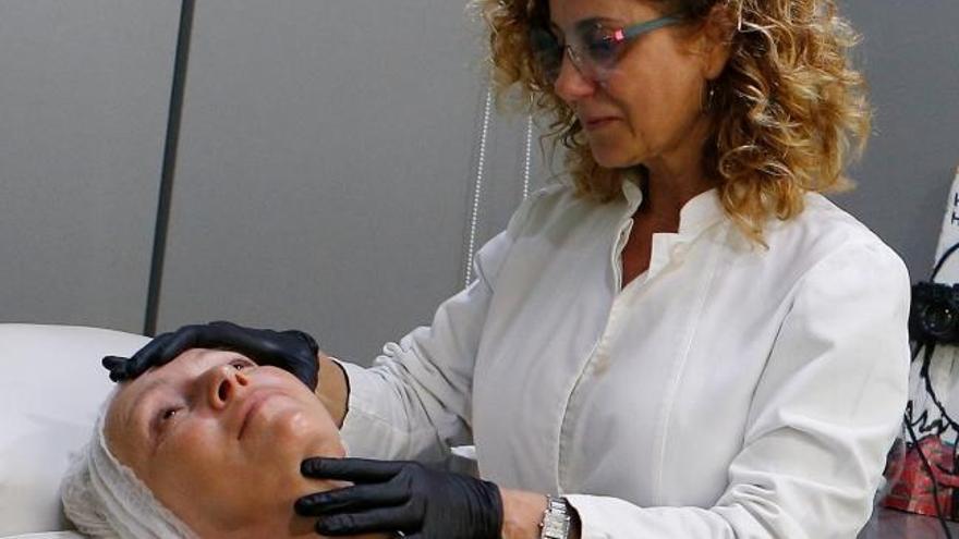 La Dra. Marta Serna aplicando el tratamiento &#039;Full Face&#039;.