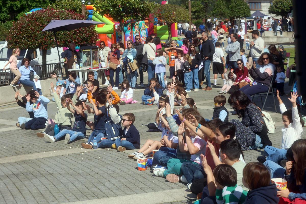 Asistentes a la Feira da Familia de Ribadumia.