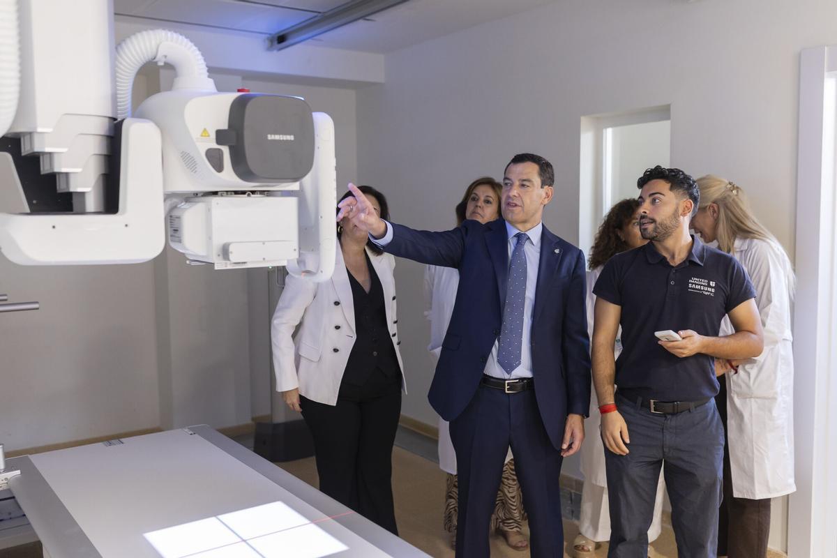 El presidente de la Junta de Andalucía, Juanma Moreno, durante la ampliación de un centro de salud en Torremolinos.