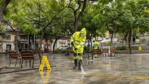 Reforç de neteja de Nadal als eixos comercials a la ciutat