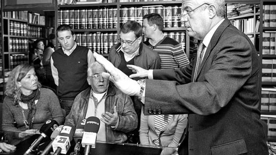 El abogado José María Fuster-Fabra, ayer, en Barcelona, pidiendo calma a los pasajeros del barco a quienes defenderá.