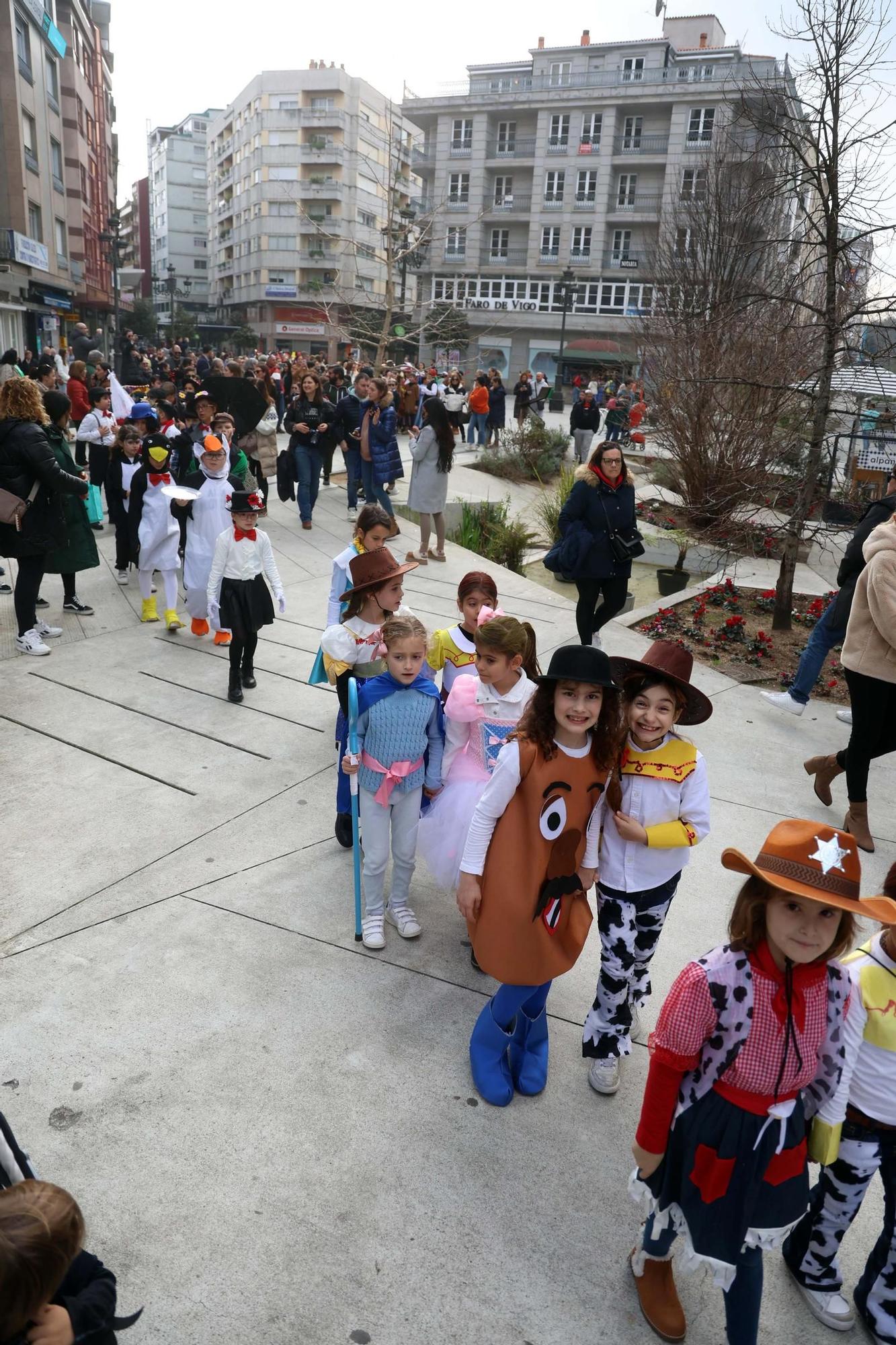 El desfile del colegio San Francisco inaugura el carnaval en Vilagarcía