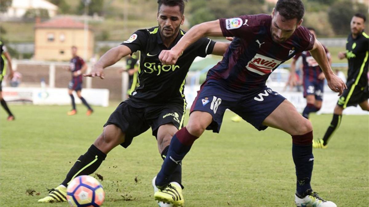 Douglas empieza con mal pie su andadura en el Sporting