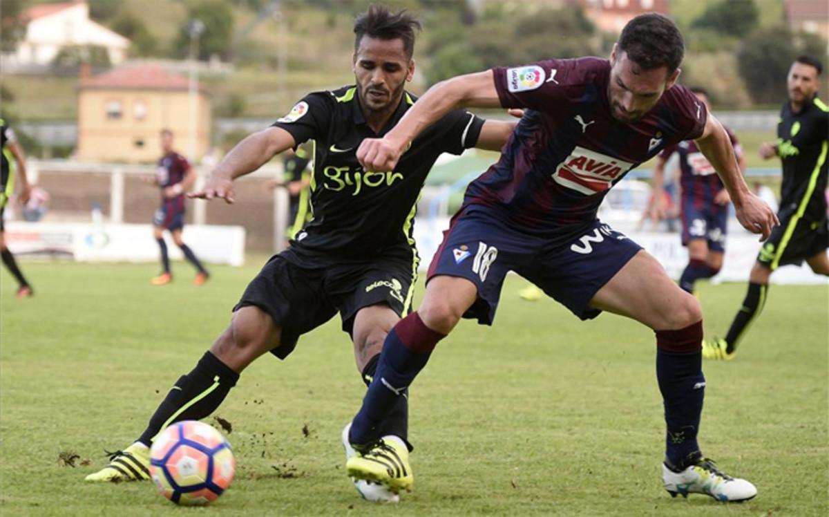 Douglas empieza con mal pie su andadura en el Sporting