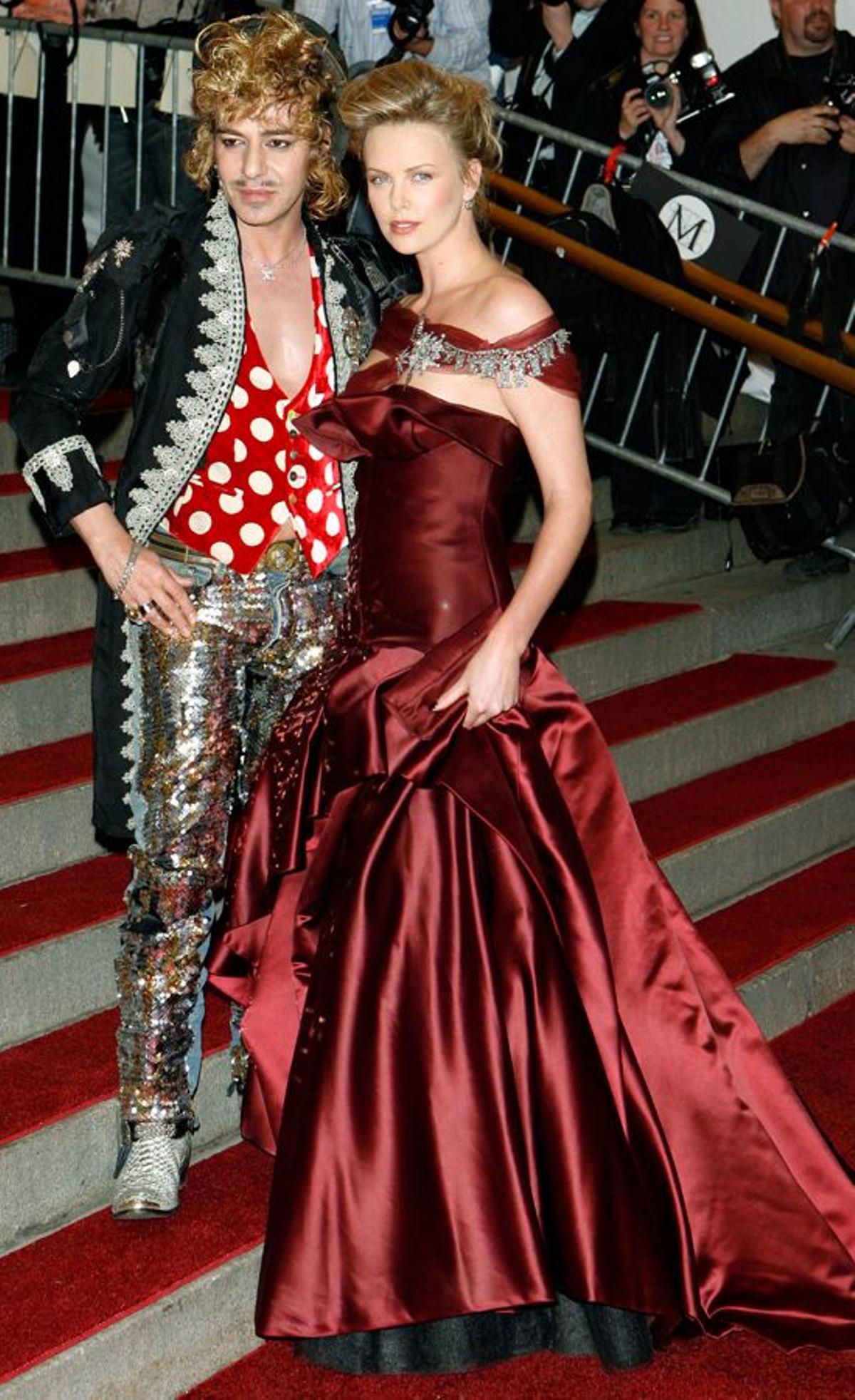 John Galliano y Charlize Theron en la gala del MET de 2006