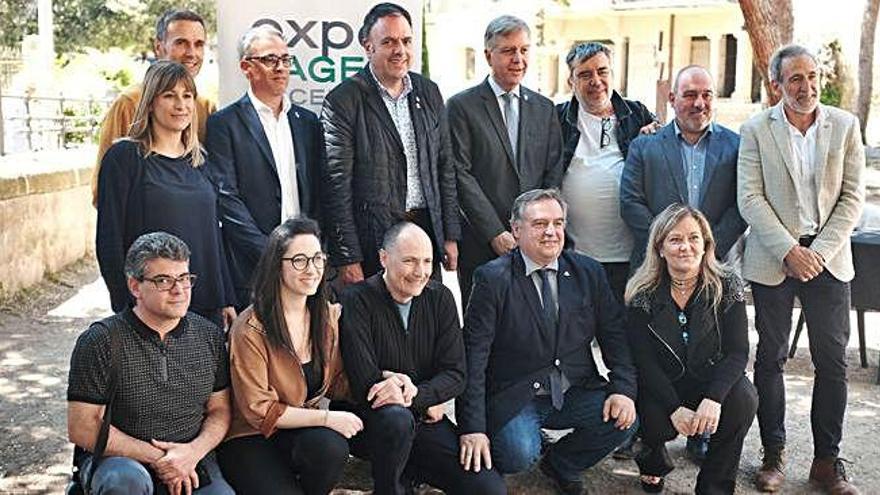 Fotografia de grup dels organitzadors de la fira manresana ExpoBages, ahir al pati del Casino