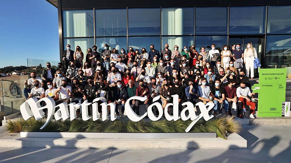 Fotografía de grupo de los finalistas del premio Martín Códax de este año.   | // LA OPINIÓN