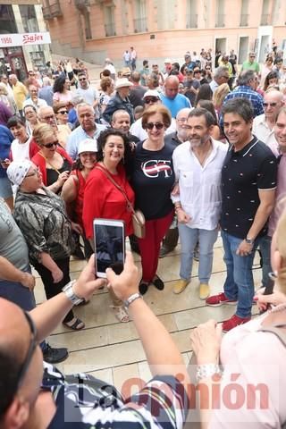 Cientos de personas protestan frente al Ayuntamiento de Cartagena por el pacto entre PP, PSOE y Cs