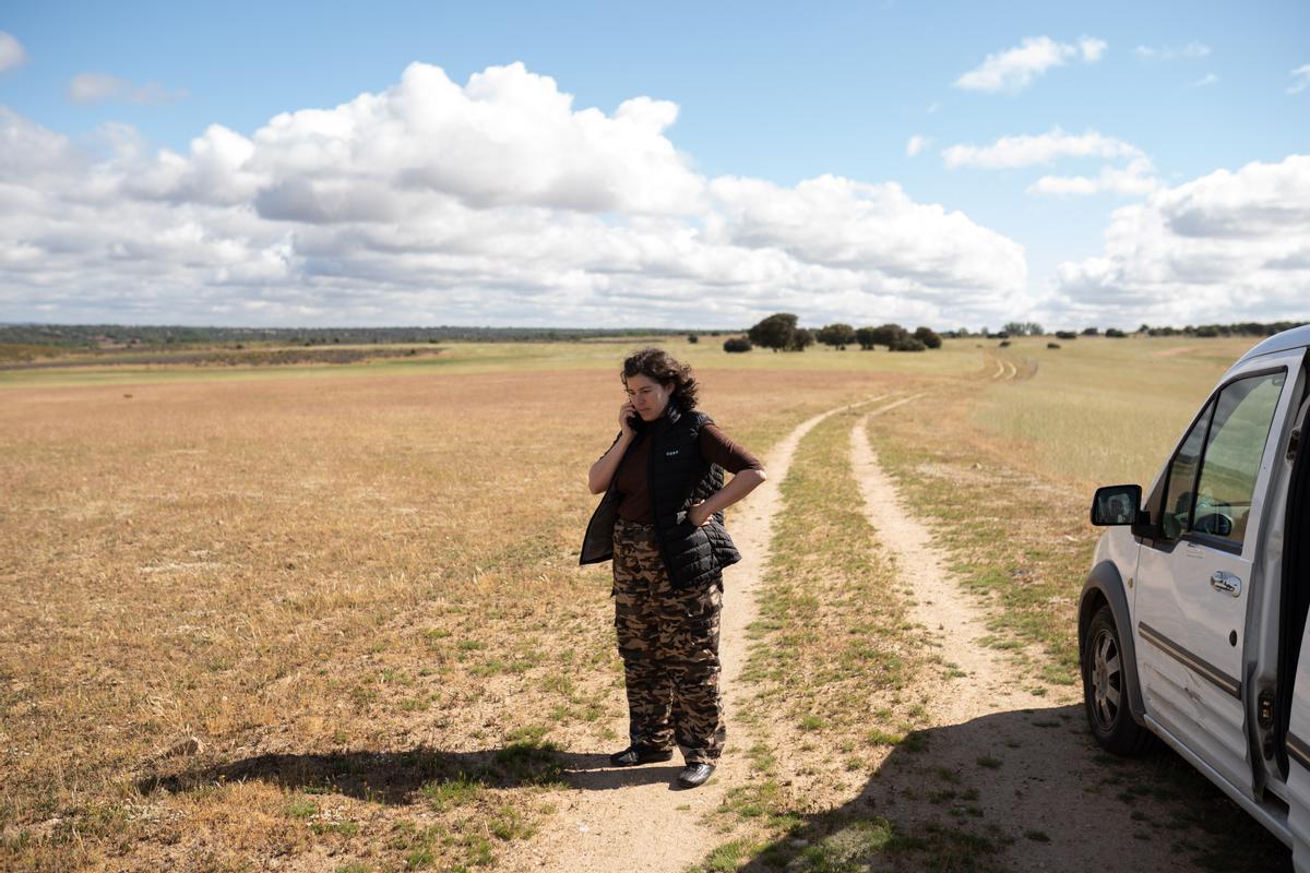 Ángeles Santos habla por teléfono desde un campo seco de Fariza