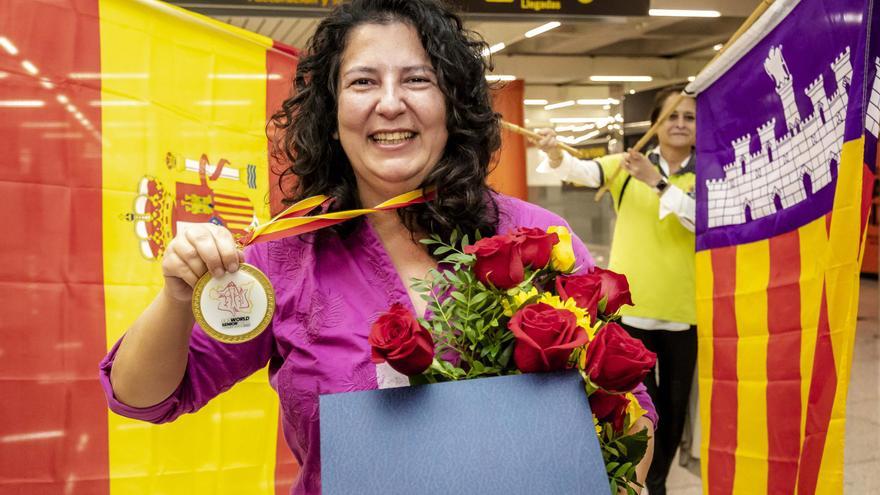 Gran recibimiento a la mallorquina Mónica Calzetta tras conquistar el Mundial Máster 50 de ajedrez en Italia