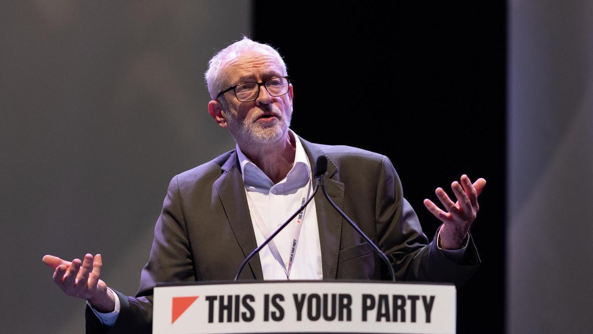 Küba'ya giden filonun katılımcıları arasında Jeremy Corbyn, Pablo Iglesias ve Clara López yer alıyor