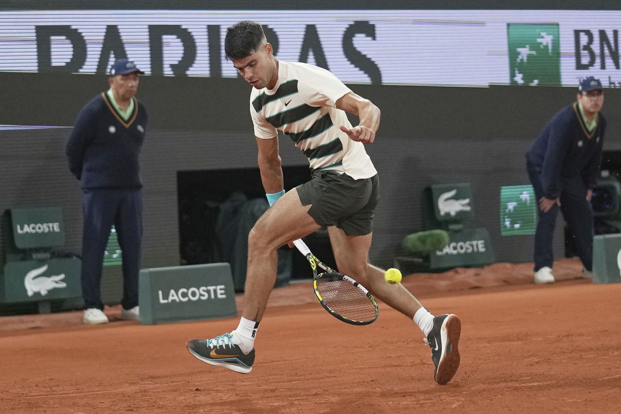Spain's Carlos Alcaraz goes for a tweener shot as he plays Hungary's Fabian Maroszan during their second round match of the French Tennis Open, at the Roland-Garros stadium, in Paris, Wednesday, May 28, 2025. (AP Photo/Christophe Ena) Associated Press / LaPresse Only italy and spain. EDITORIAL USE ONLY/ONLY ITALY AND SPAIN
