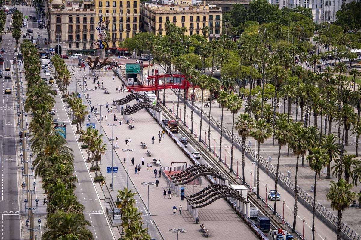 Barcelona 14/05/2026 Paseo con las 5 estructuras de madera del Port Vell. Reportaje sobre la reconversión de estos espacios, que primero se cubrirán para hacer sombra y después se instalarán en cada una de ellas actividades lúdicas y un restaurante. En la foto, vistas del Moll de la Fusta y el Passeig de Colón desde el Mirador de Colón Fotografía de Ferran Nadeu