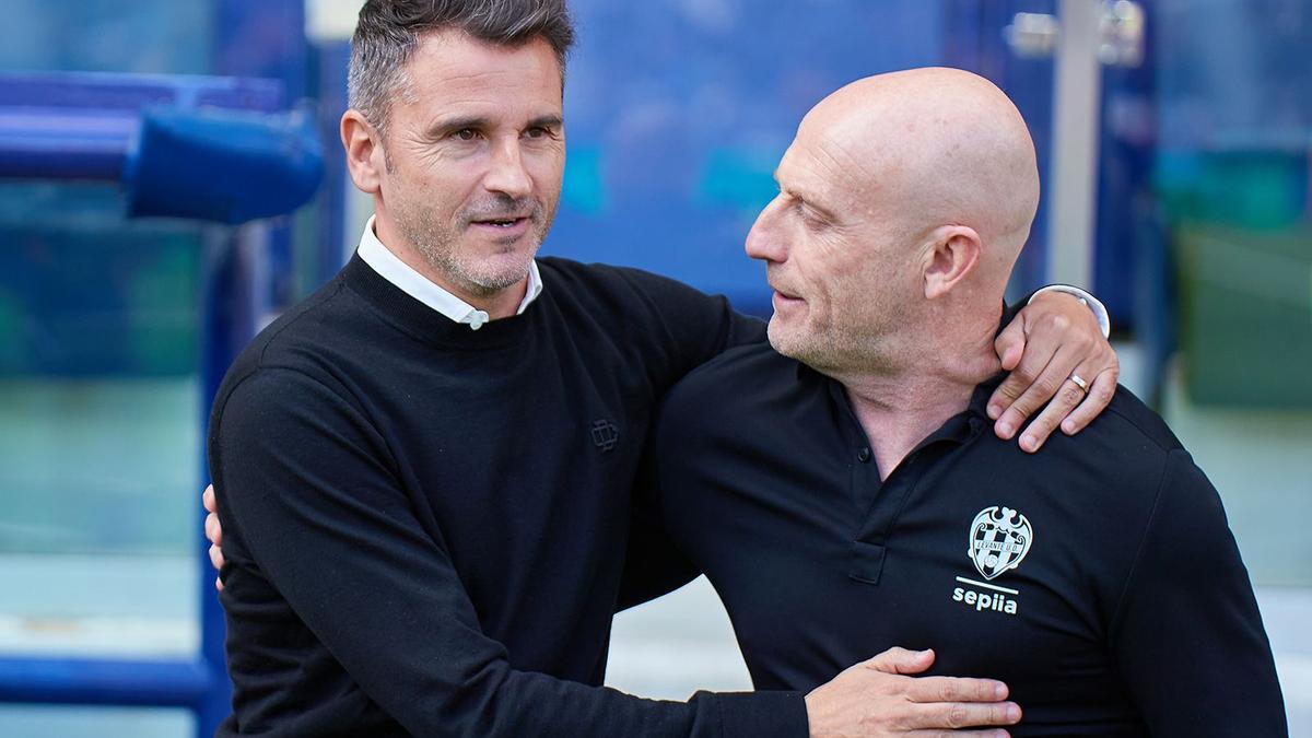 Iván Ania y Julián Calero, antes del Levante-Córdoba CF de la primera vuelta de Liga.