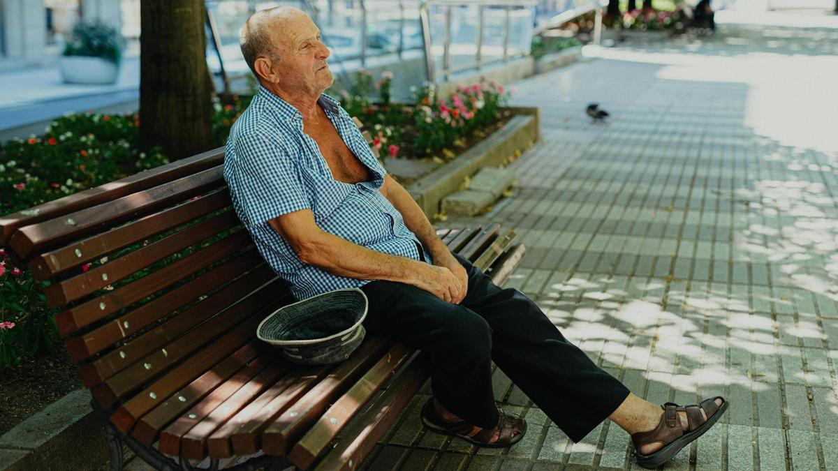 Luis, de 88 años, reposa en un banco del Parque de San Lázaro, a la sombra mientras la temperatura superaba los 42 grados en Ourense.