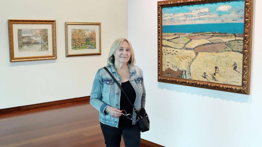 Teresa Pérez, viuda de Rafael Alonso, posa delante de una de las obras de la exposición.
