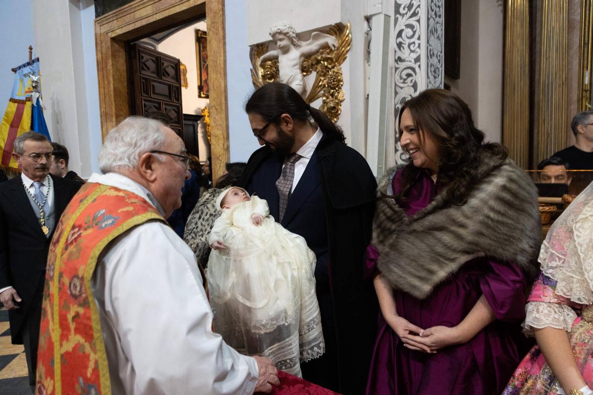El bebé Jaime Vicente fue bautizado en la pila de San Vicente Ferrer