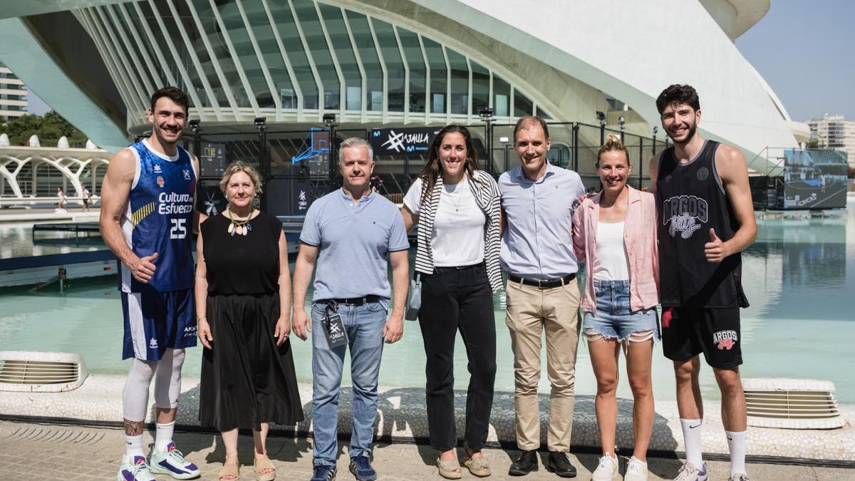 El director general de Deporte, Luis Cervera, junto a algunos de los protagonistas del torneo La Jaula Movistar, que se disputa en la Ciutat de les Arts i les Ciències de València.