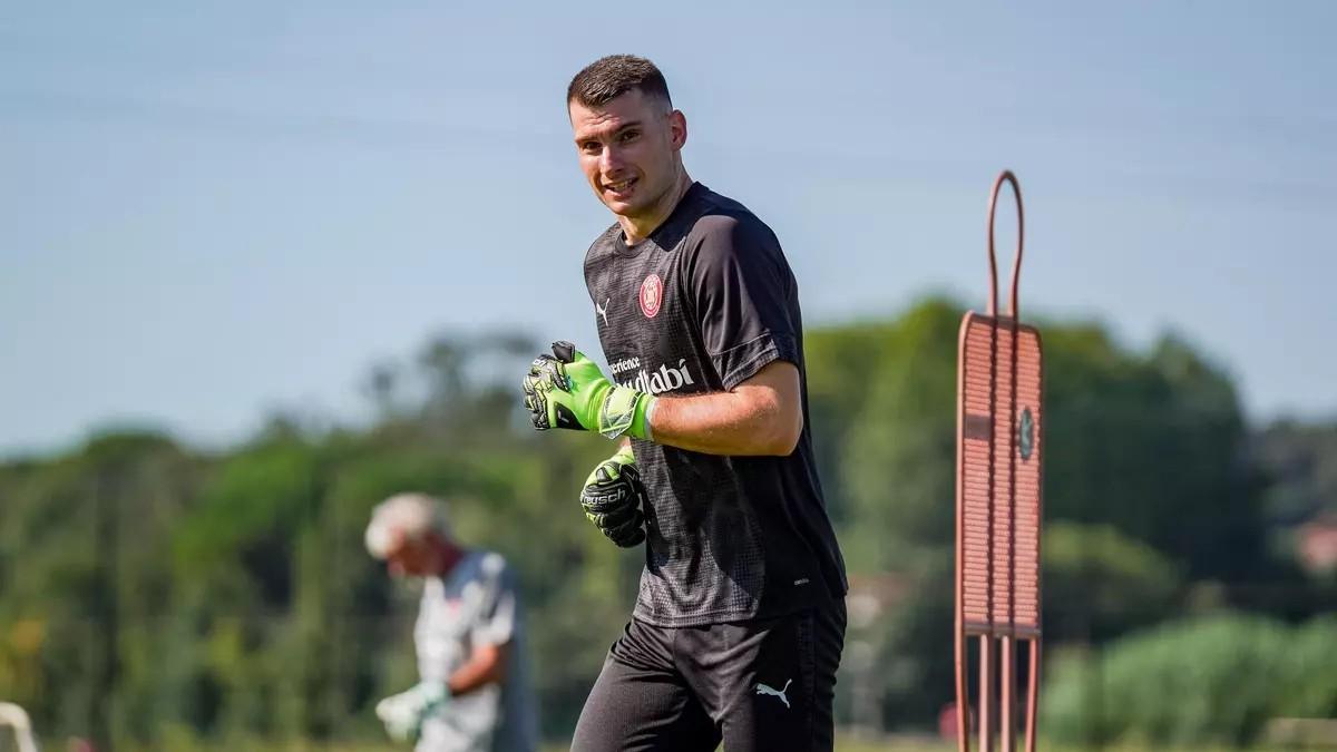 Dominik Livakovic, durante el primer entrenamiento con el Girona