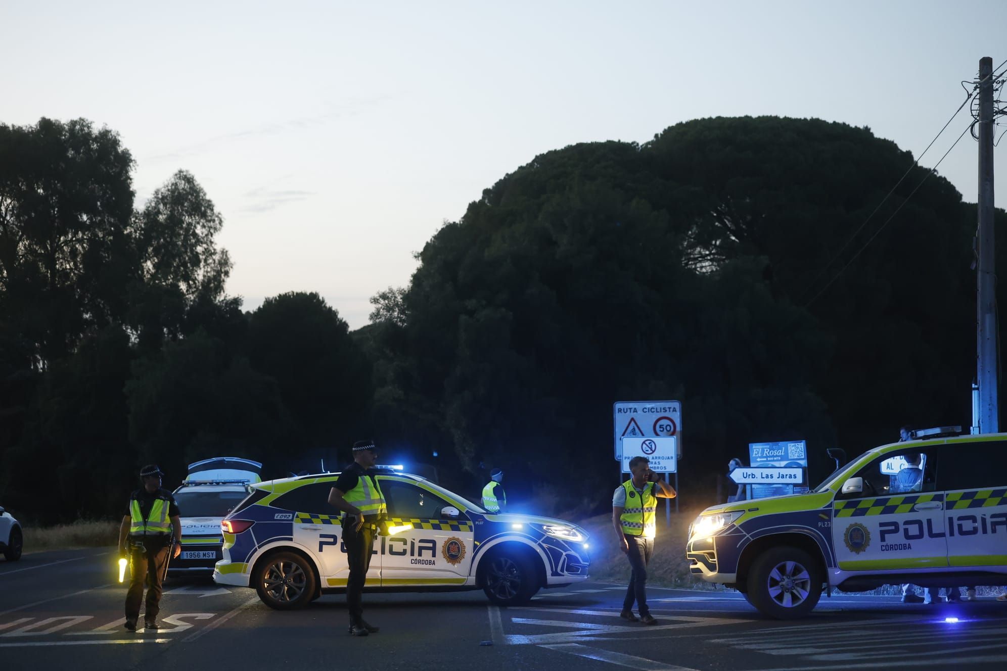 Policía Local de Córdoba controla el acceso a la urbanización Las Jaras durante el incendio forestal declarado esta tarde en la sierra.