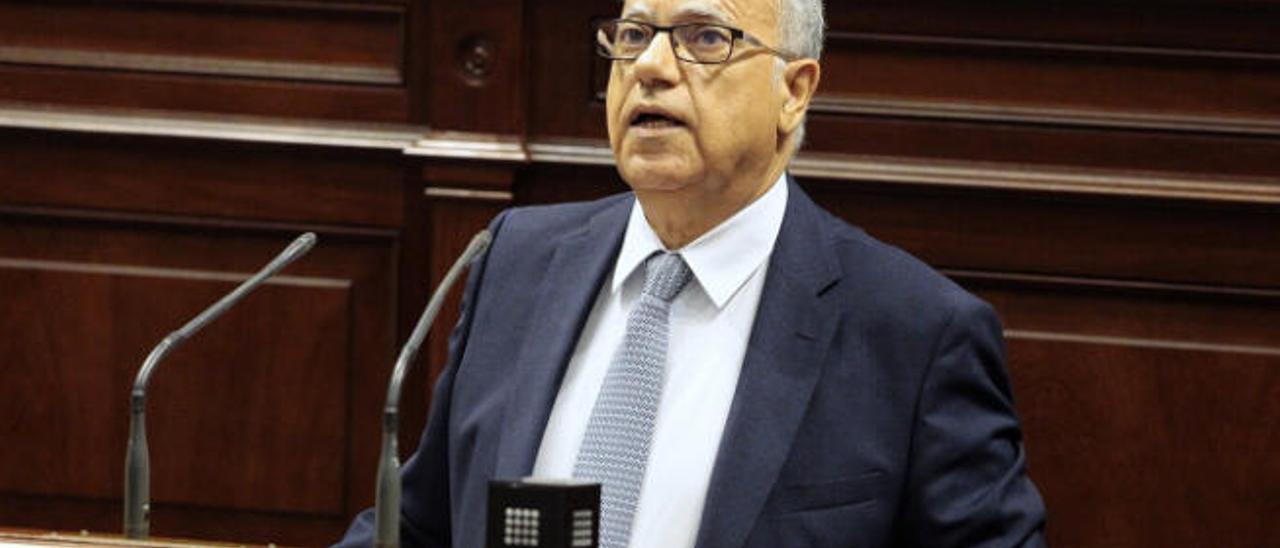 Casimiro Curbelo, líder de ASG, en el Parlamento canario.