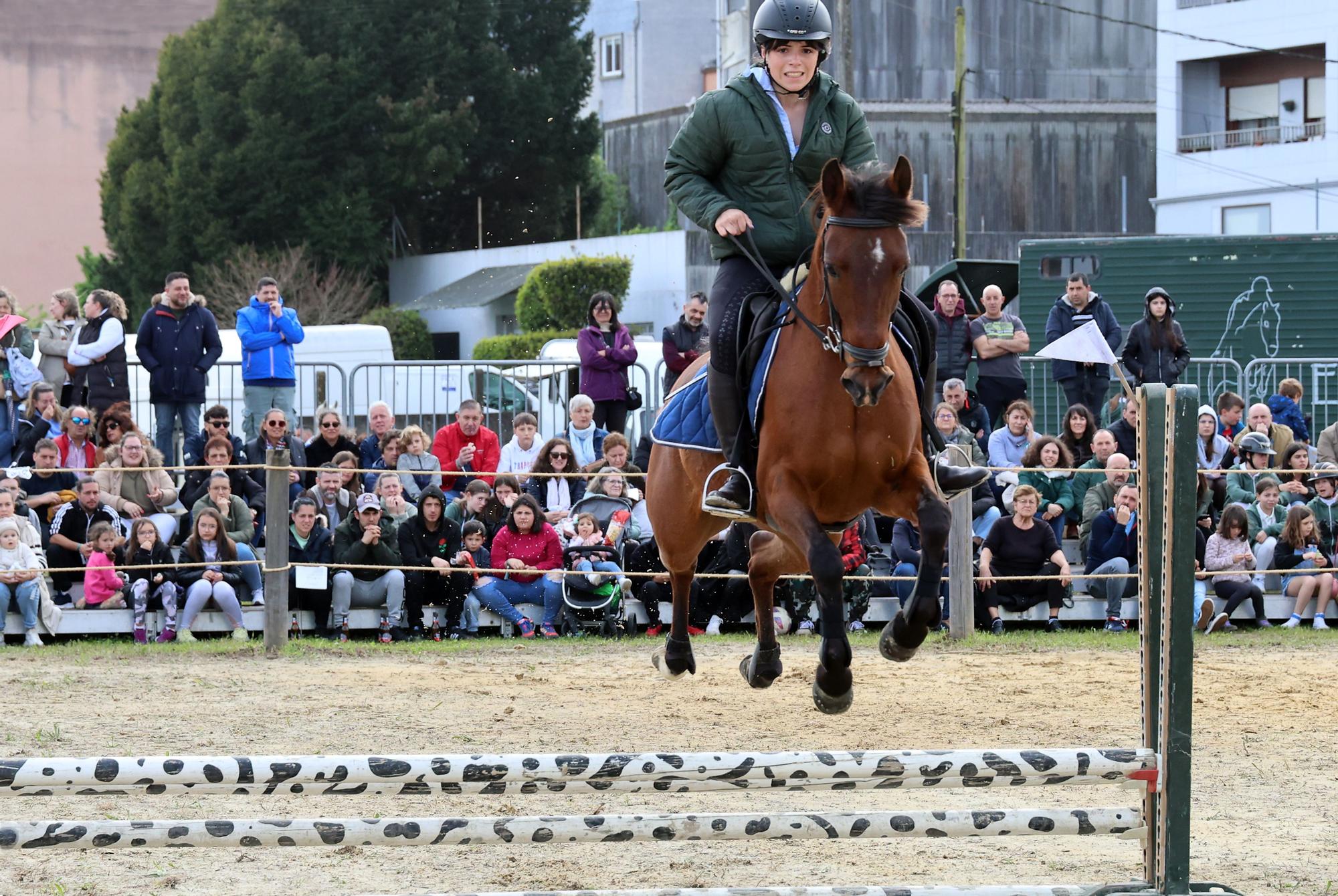 Tui. Concurso de saltos de caballo para niños durante la Feria Cabalar.