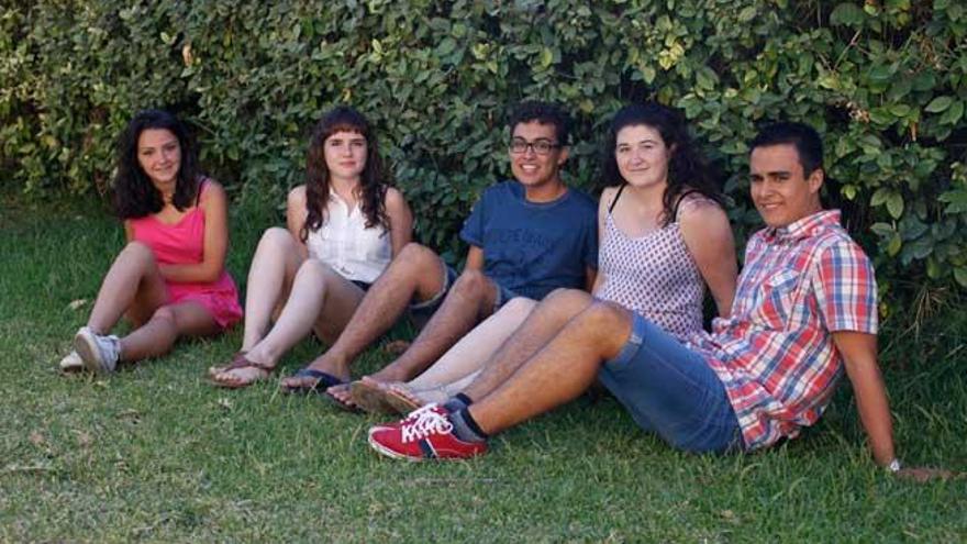 Los cinco estudiantes de 4º de la ESO y 1º de Bachillerato que han participado en los cursos de verano.