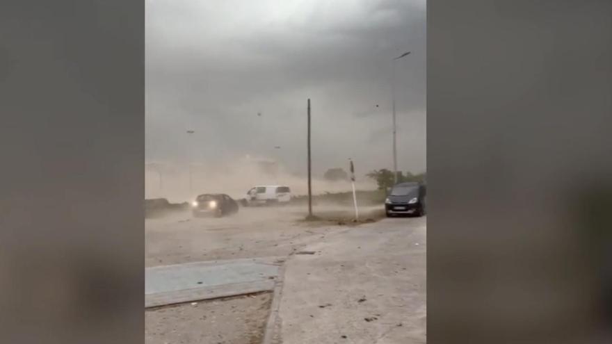 Vídeo: Un reventón térmico provoca fuertes rachas de viento en Burriana