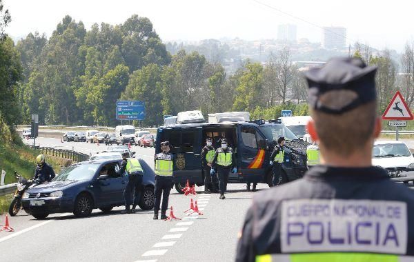 Controles exhaustivos en Vigo ante la llegada del fin de semana. // Alba Villar | FdV