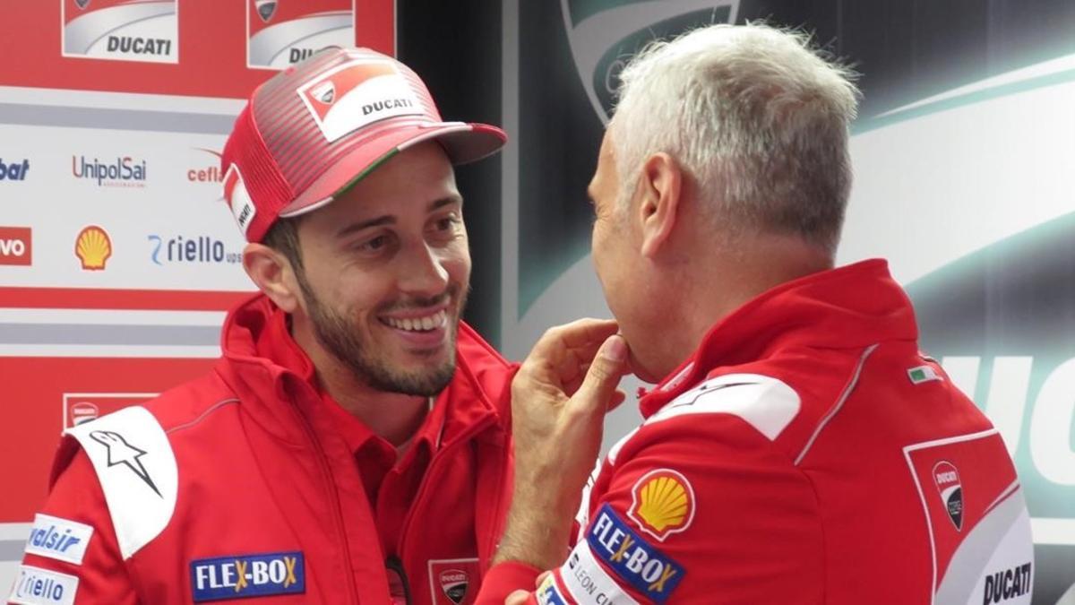 Andrea Dovizioso dialoga con Dabi Tardozzi, uno de los jefes de Ducati, en el circuito de Le Mans.