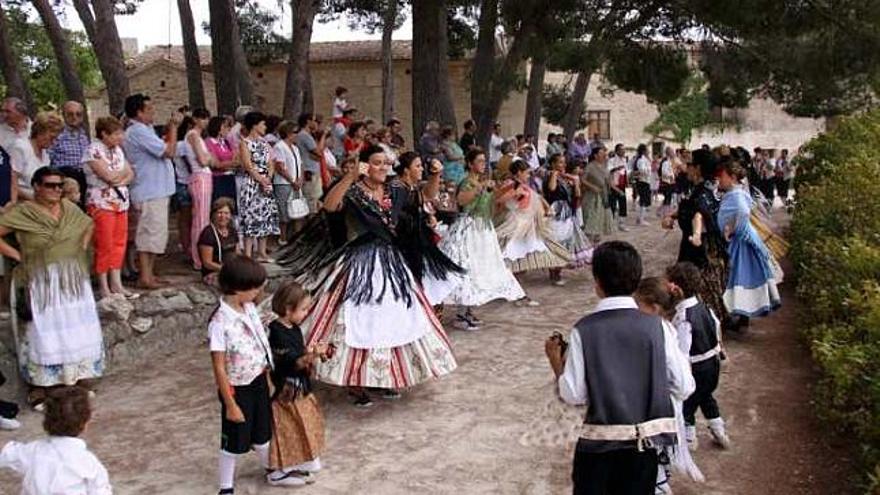 El grupo folclórico bailó la &quot;dansà&quot; en la partida de Barxell, en Alcoy