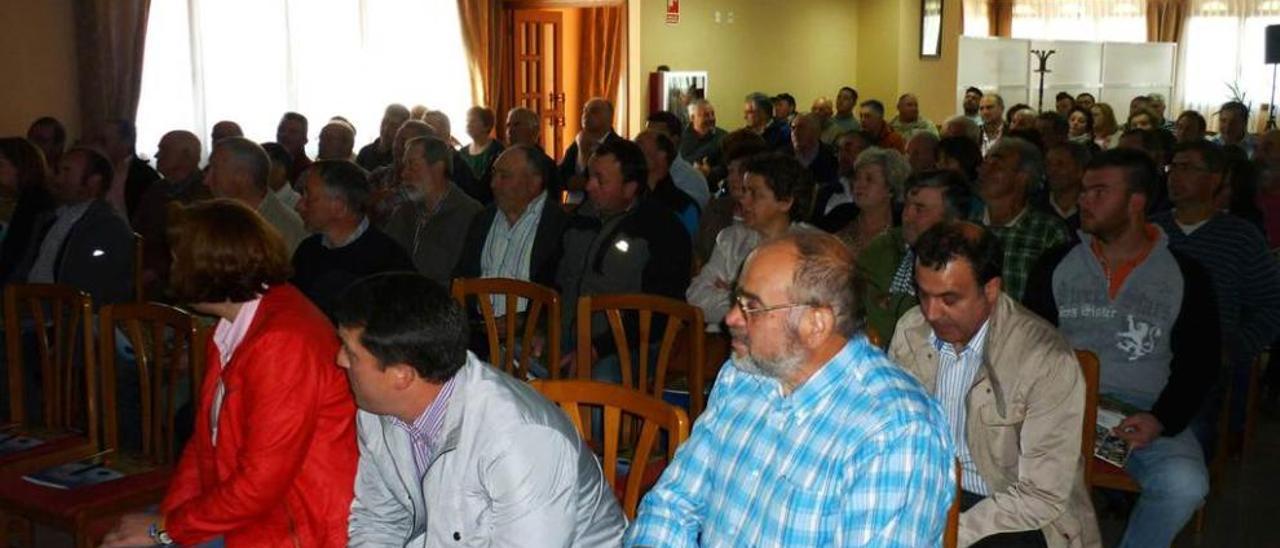 Parte de los ganaderos cangueses que asistieron a la ponencia sobre la PAC.