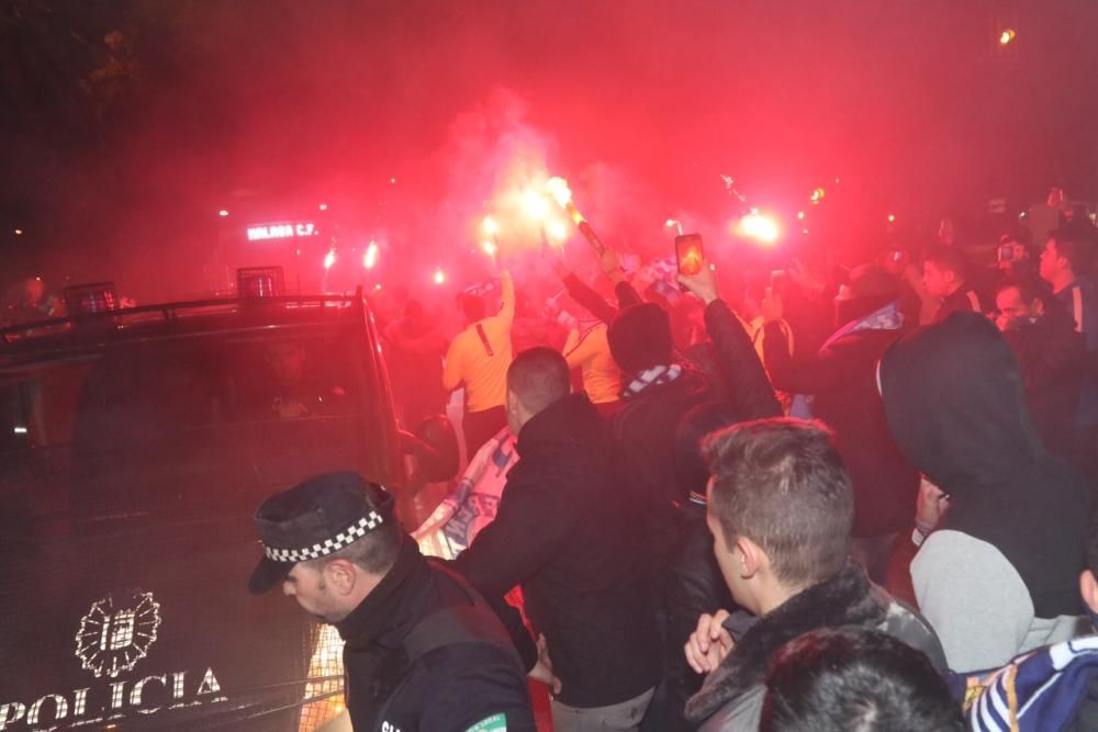 La afición blanquiazul vuelve a demostrar que está con su equipo, inmerso en la lucha por la permanencia, y anima a los jugadores en los exteriores de La Rosaleda.