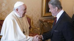 El Papa Francisco estrecha la mano del actor y director Sylvester Stallone durante una reunión en la Ciudad del Vaticano.