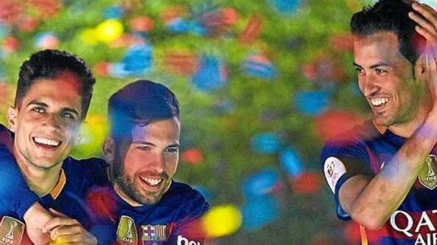 Marc Bartra, Jordi Alba i Busquets en plena celebració al Camp Nou