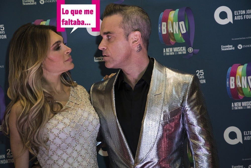 Robbie Williams y Ayda Field mirándose