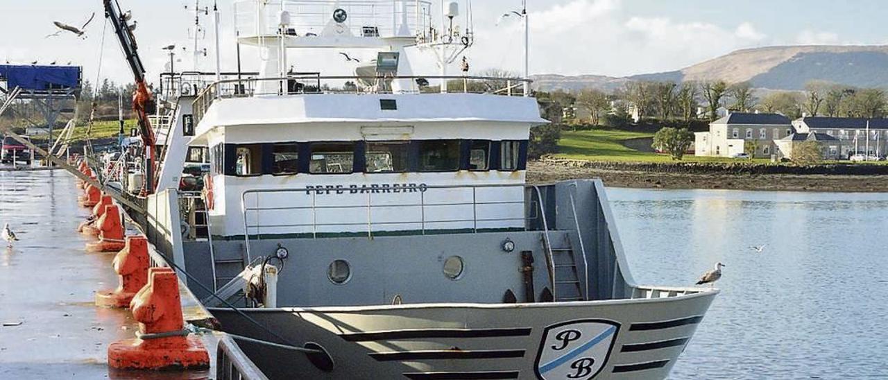 El pesquero de capital vigués &quot;Pepe Barreiro&quot;, en el puerto de Castletownbere. // Iván Rodríguez