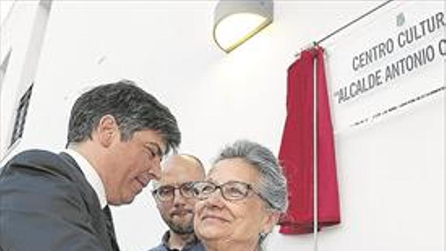 El Ayuntamiento rinde homenaje al exalcalde Antonio Carpio