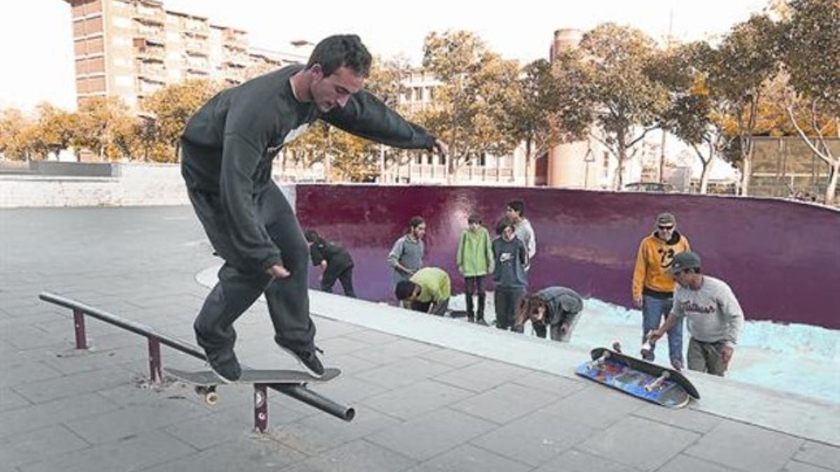 En acción 8 Jóvenes de Roquetes trabajan en la pista de 'skate' de Via Favència, ayer por la tarde.