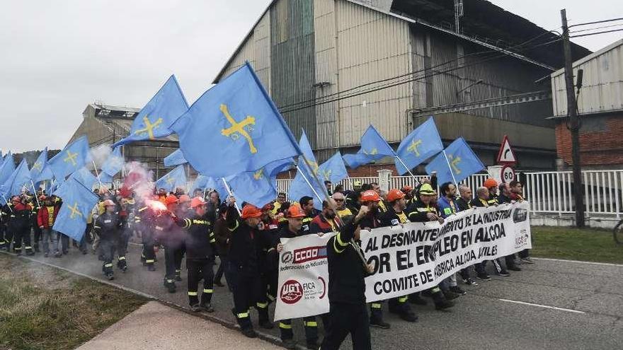 Trabajadores de Alcoa, ante la fábrica, en la manifestación del pasado día 12.