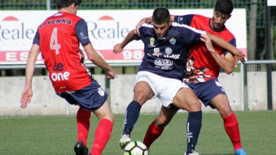 Brais Rodríguez controla un balón rodeado de contrarios, ayer, en San Martiño. // Bernabé/Luismy