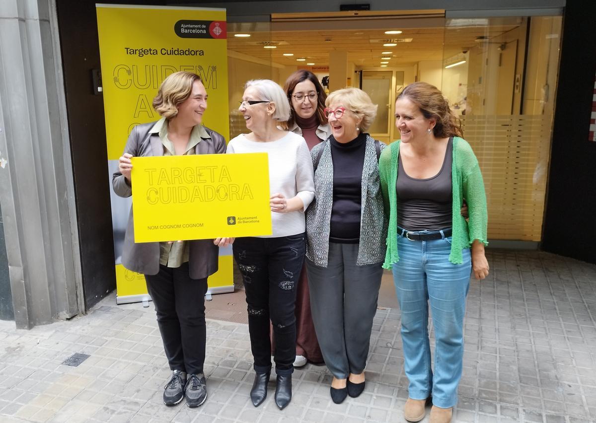 Barcelona entrega les primeres 1.000 targetes amb serveis gratuïts per a persones cuidadores