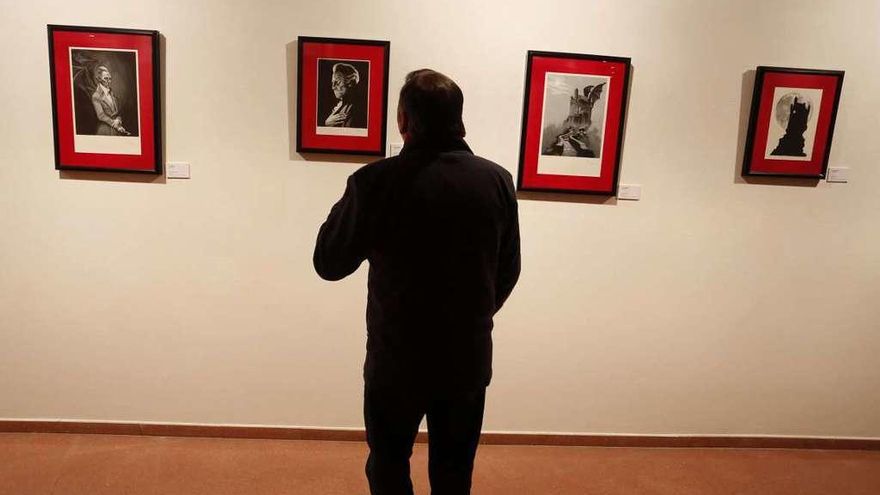 Un visitante, ayer, en la inauguración de la exposición sobre Drácula.