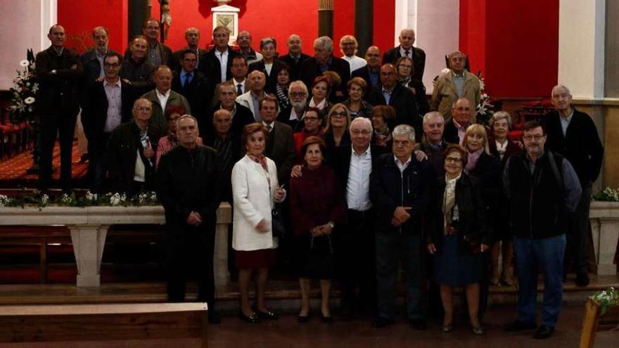 Foto de familia de los exalumnos de la Universidad Laboral tras la eucaristía celebrada en la iglesia de María Auxiliadora.